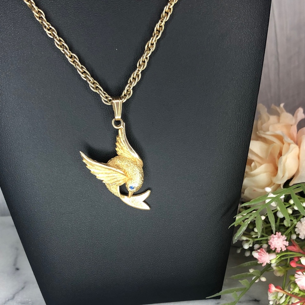 Vintage ‘75 SARAH COVENTRY Golden Dove pendant necklace w/ blue rhinestone
